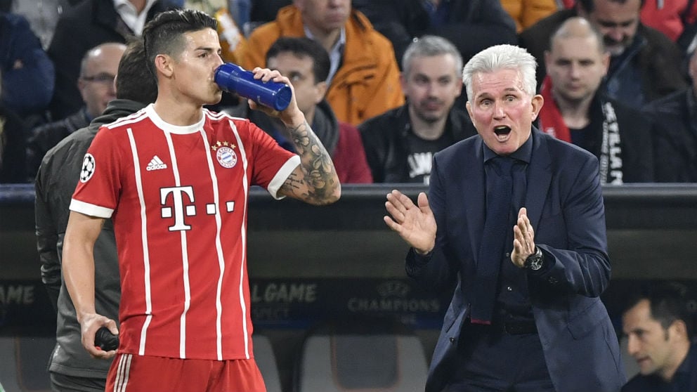 Heynckes y James durante un partido del Bayern esta temporada. (AFP) | Champions League 2018