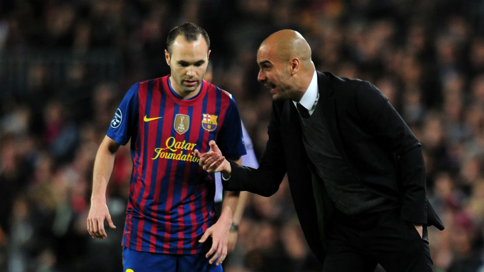 Guardiola da instrucciones a Iniesta durante el Barça-Chelsea de 2012. (Getty)