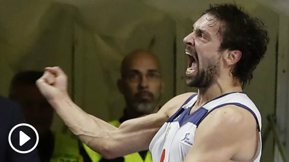 Sergio Llull celebra su canasta sobre la bocina ante el Barcelona de la pasada temporada. (EFE)