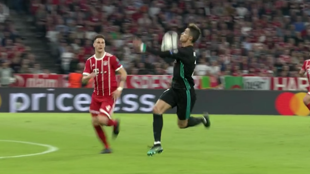 Kuipers anuló el gol a Cristiano Ronaldo por controlar el balón así.