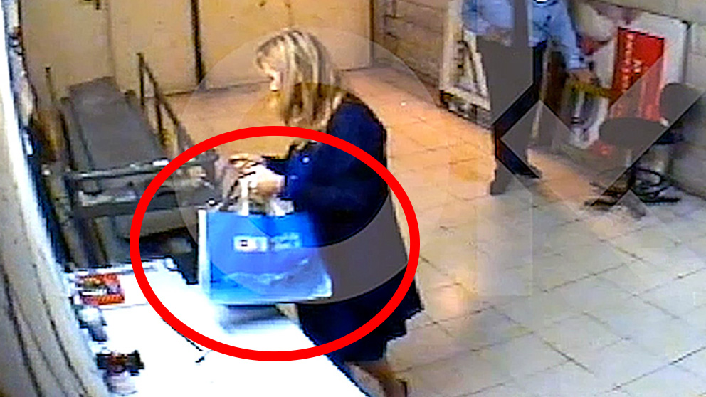 Cristina Cifuentes con una bolsa del Canal de Isabel II cuando roba cosméticos en Eroski.