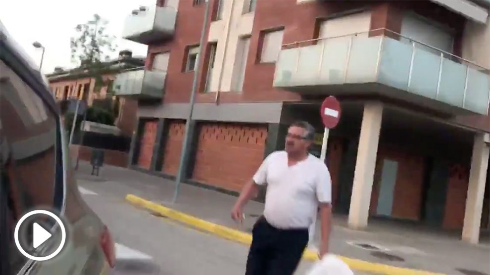 El mosso separatista Albert Donaire se mofa de un anciano (al que provoca previamente) tras caerse