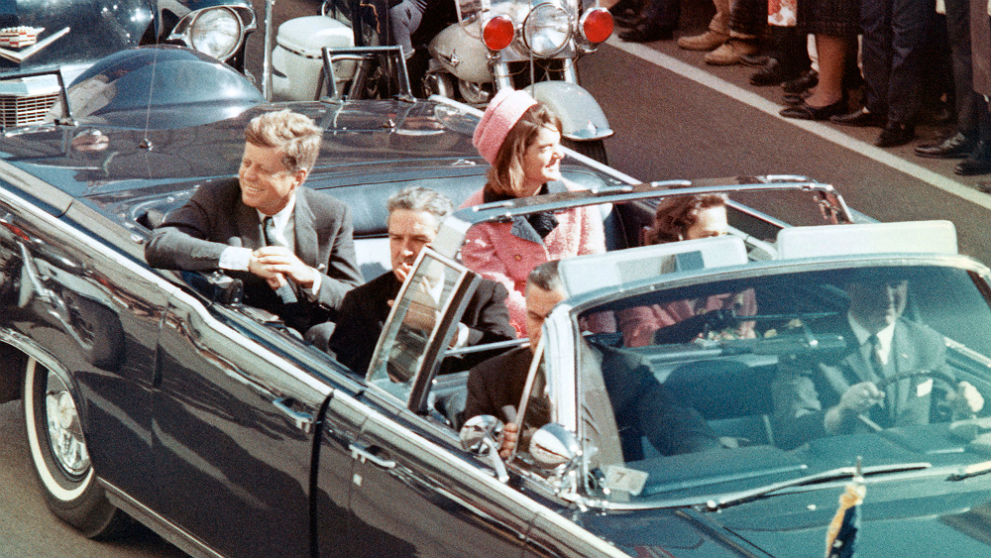 John F. Kennedy y su esposa Jackie en las calles de Dallas, segundos antes de su asesinato.