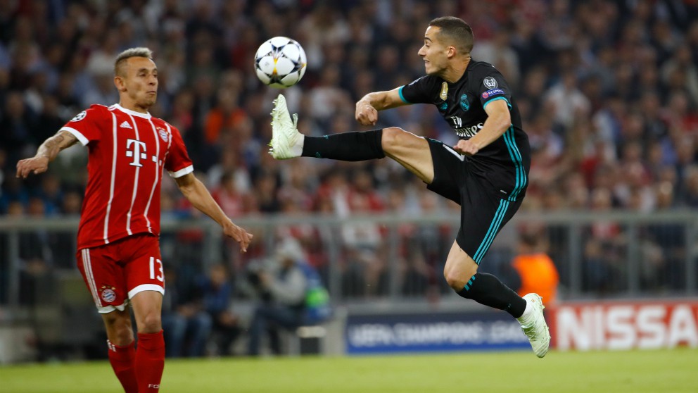 Lucas trata de controlar un balón ante la presencia de Rafinha. (AFP)