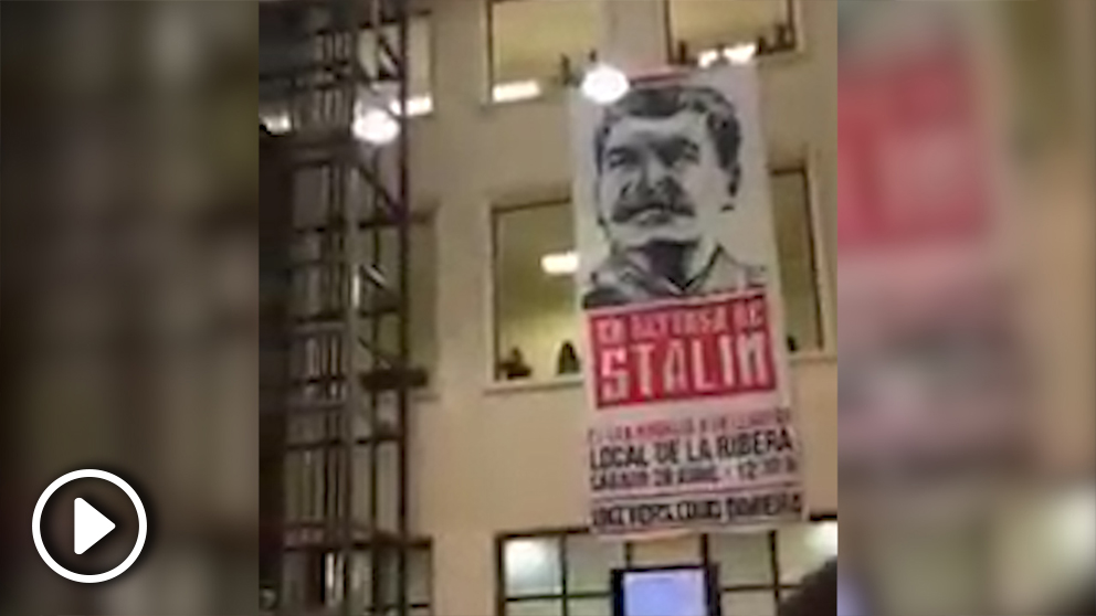 La pancarta de Stalin tiene casi dos pisos de altura