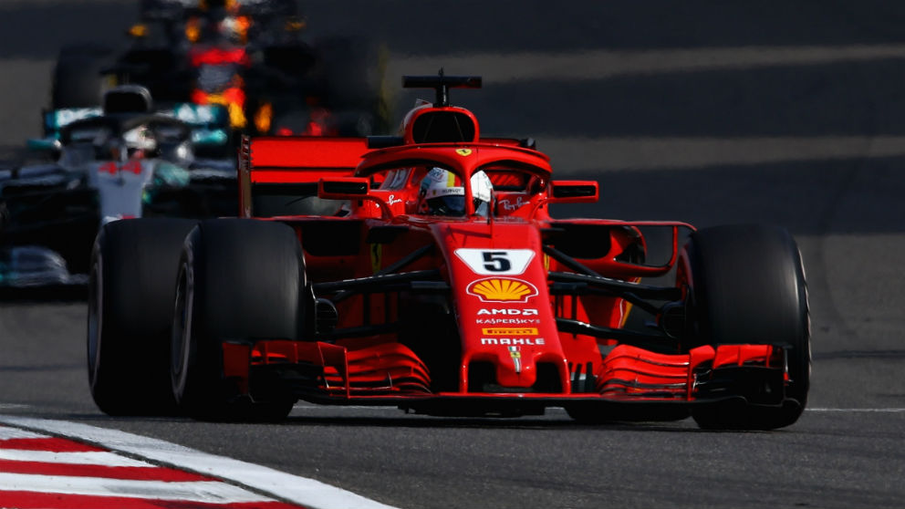 La FIA ha puesto el ojo sobre el Ferrari de Sebastian Vettel, que podría estar utilizando un sistema ilegal similar al de los escapes sopladores de Red Bull en la época e los V8. (Getty)