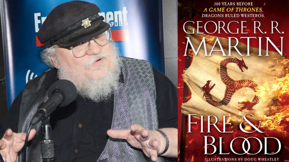 George R.R. Martin y la portada de su libro ‘Fire and blood’. (Foto: AFP)