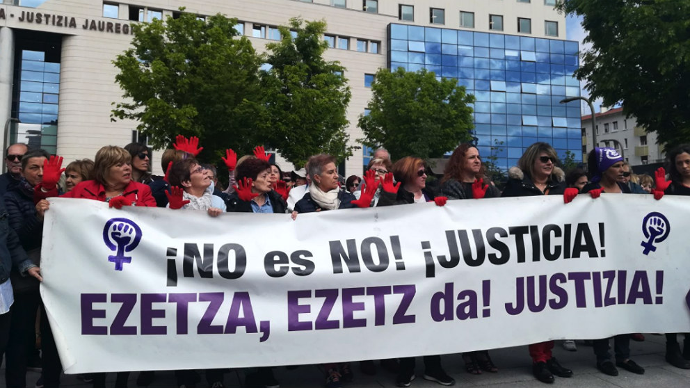 Colectivos feministas concentrados ante el Palacio de Justicia de Navarra, por el caso de ‘La Manada’.