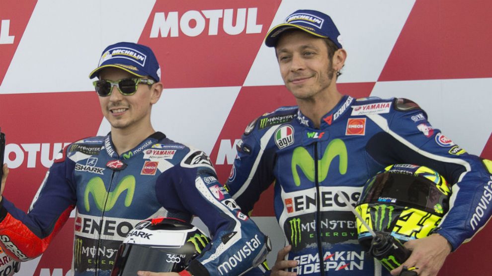 Jorge Lorenzo y Valentino Rossi compartiendo podio durante la época de ambos en Yamaha. (Getty)