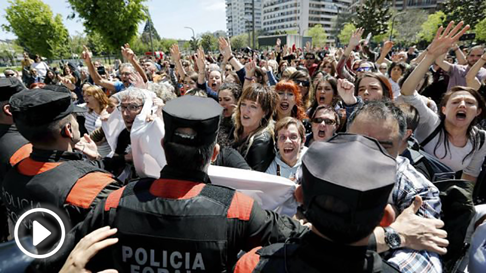 La Policía Foral de Navarra contiene a los manifestantes ante el Palacio de Justicia de Navarra tras la lectura de la sentencia de ‘La Manada’. (EFE)