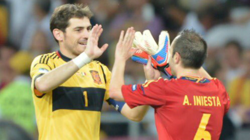 Casillas e Iniesta se saludan tras un partido con la selección. (Twitter)