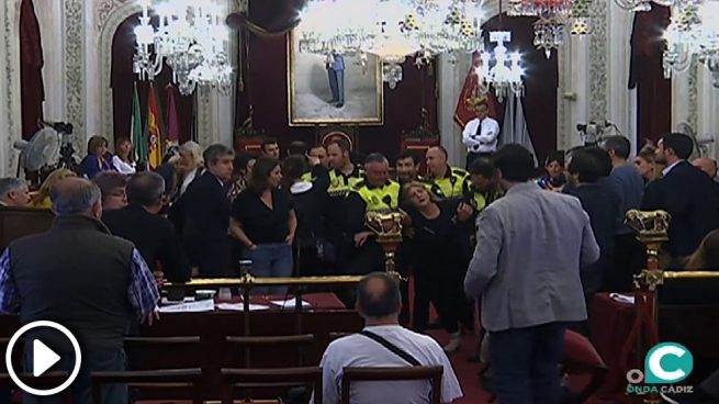 Una mujer se desamaya en el pleno de Cádiz y Kicji ni se inmuta ?>