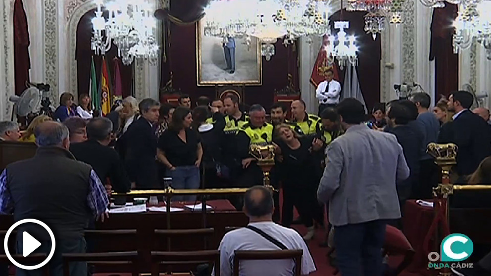 Una mujer se desamaya en el pleno de Cádiz y Kicji ni se inmuta