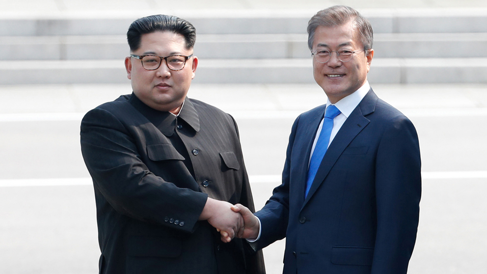 Histórico apretón de manos entre Kim Jong-un y Moon Jae-in en la zona desmilitarizada entre las dos Coreas. (Foto: AFP)