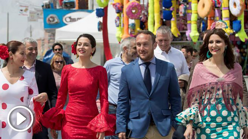 La líder de Ciudadanos en Cataluña y portavoz nacional del partido, Inés Arrimadas (2i), junto al presidente de la FECAC, Daniel Sainero (2d), y las diputadas Lorena Roldán (1d), y Sonia Sierra (1i), en su visita a la Feria de Abril de Cataluña. Foto: EFE