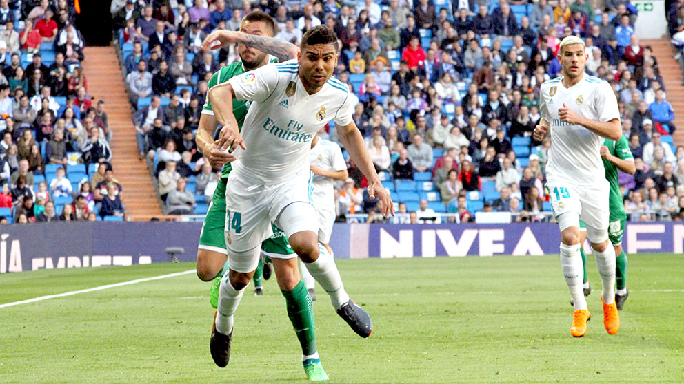 Casemiro recibe una falta durante el Real Madrid-Leganés. (Foto: Enrique Falcón)