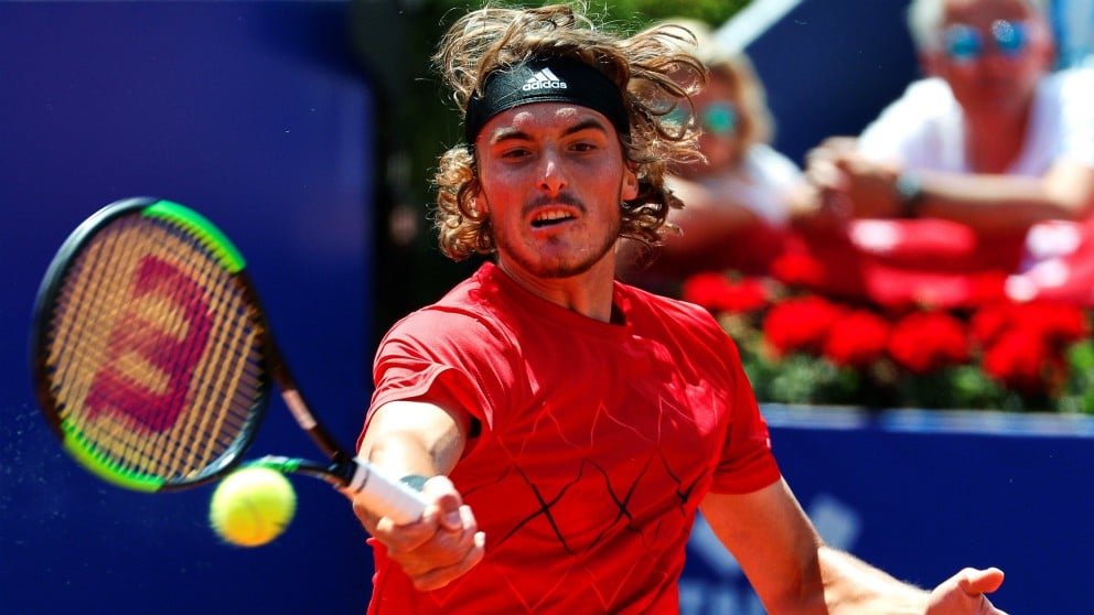 Tsitsipas golpea una derecha en el Conde de Godó. (EFE)