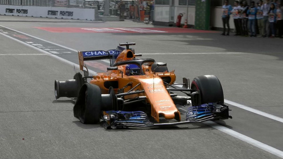 Fernando Alonso entró en boxes con dos ruedas.