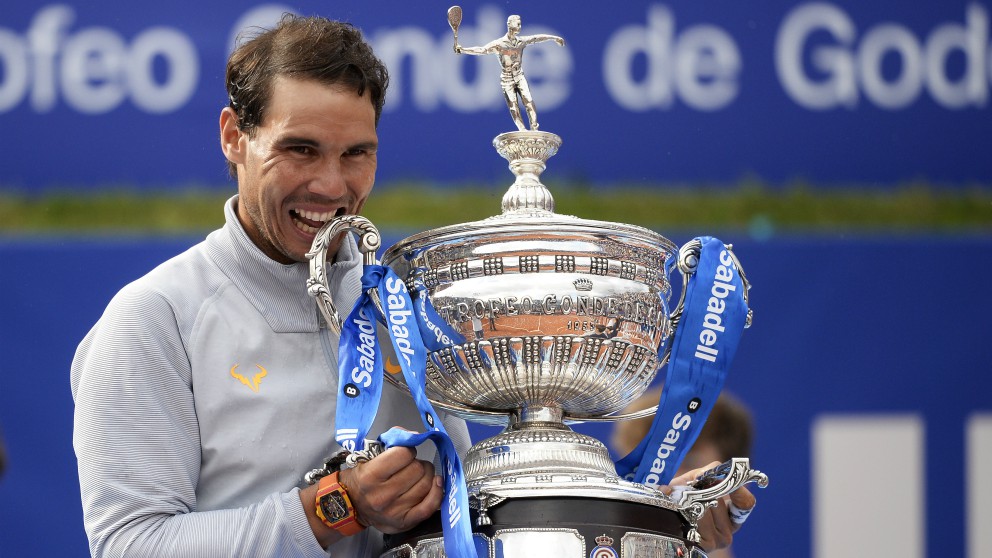 Rafa Nadal muerde el trofeo de campeón del Conde de Godó. (AFP)
