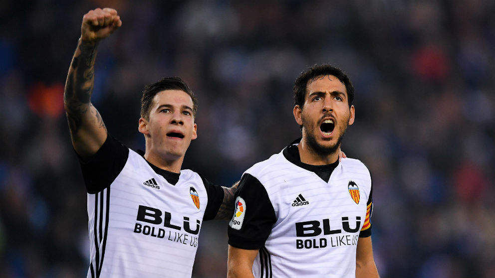 Santi Mina y Parejo celebran un gol con el Valencia. (Getty)