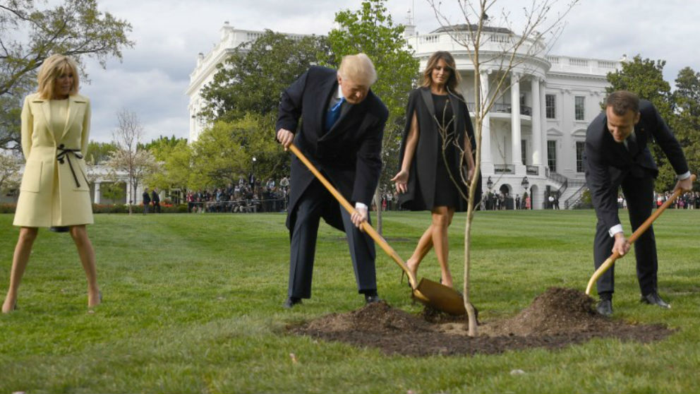 Brigitte Macron, Donald Trump, Melania Trumo y Emmanuel Macron durante el acto en el que los dirigentes plantaron un árbol en la Casa Blanca. Foto: AFP