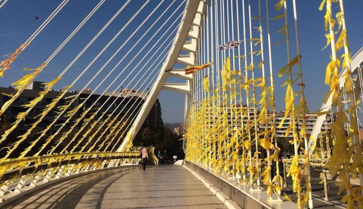 Un puente repleto de lazos amarillos