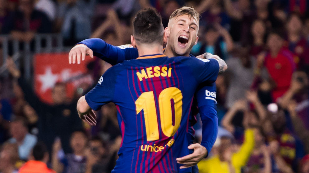 Deulofeu celebra un gol con Messi. (Getty)