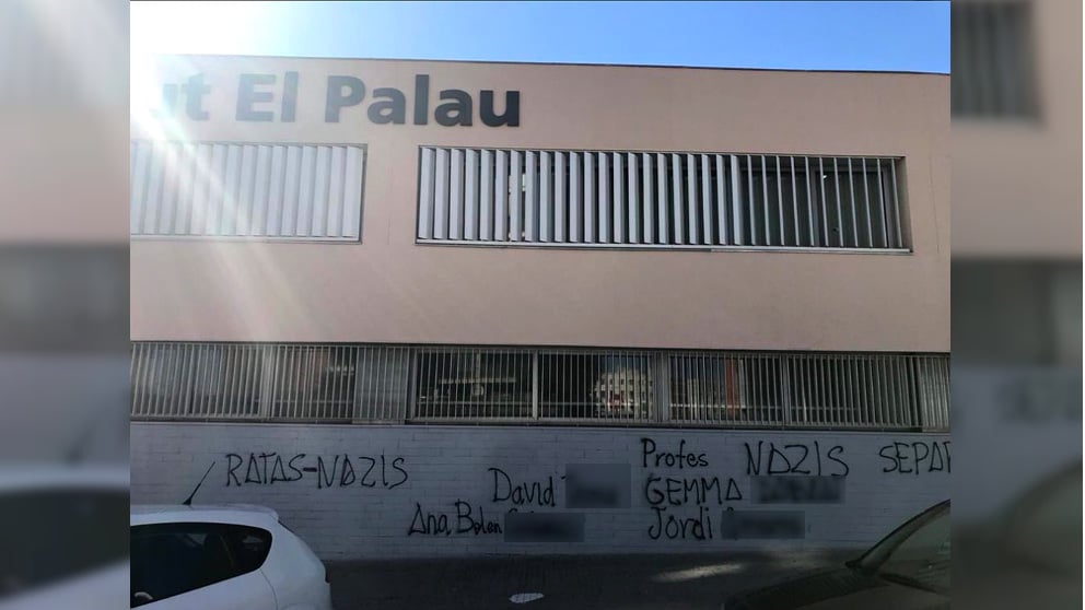 Pintadas en la fachada del barcelonés Instituto Palau contra los profesores acosadores de los hijos de guardias civiles.