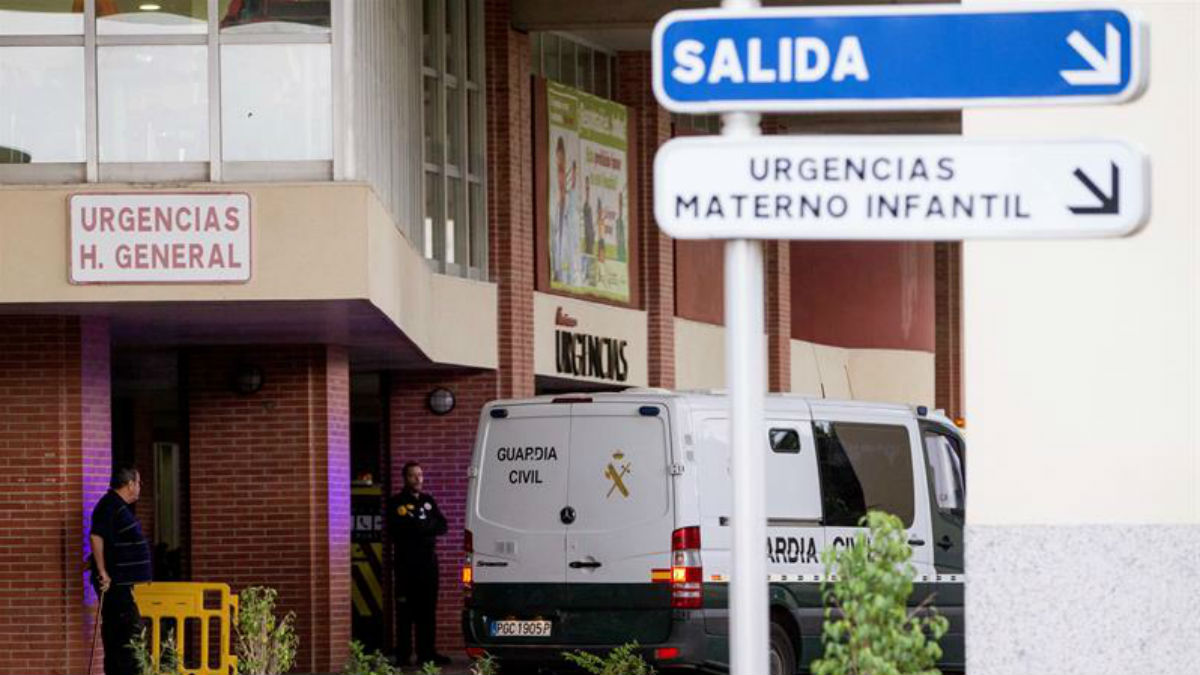 Un furgón de la Guardia Civil en la puerta de Urgencias del Hospital Virgen de la Arrixaca de Murcia, donde fue ingresado a causa de un infarto José Javier Arizcuren Ruiz «Kantauri» (EFE).