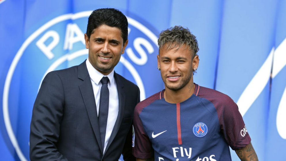 Neymar posa con el dueño del PSG, Nasser Al-Khelaifi.