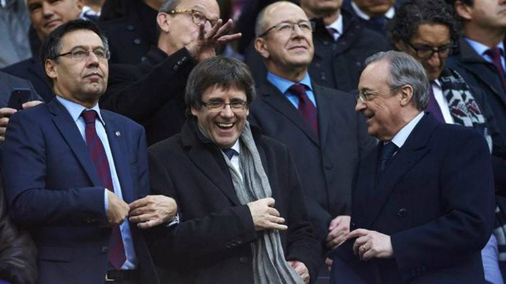 Puigdemont, junto a Bartomeu y Florentino en el Camp Nou. (EFE)