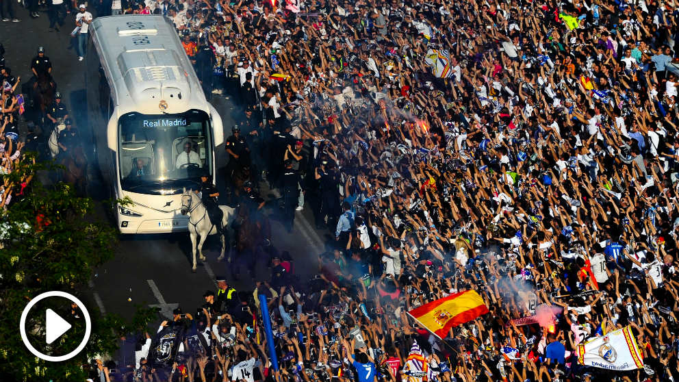 El autobús del Real Madrid, a su llegada al Bernabéu.