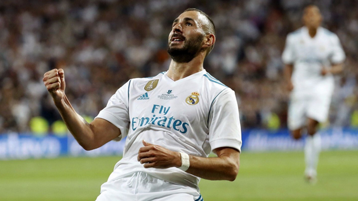 Karim Benzema celebra un gol con el Real Madrid | Alineación oficial del Real Madrid.