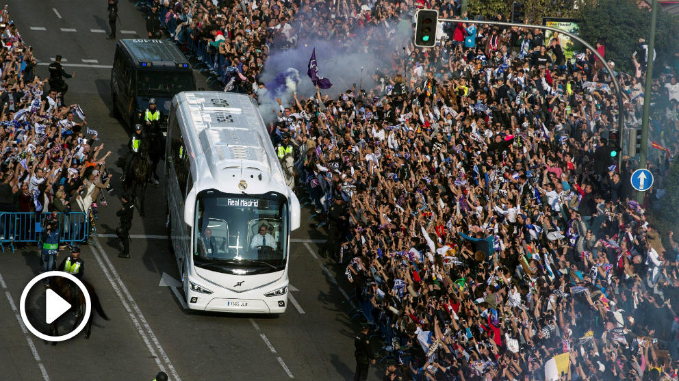 El autobús del Real Madrid a su paso por la plaza de Sagrados Corazones. (EFE)