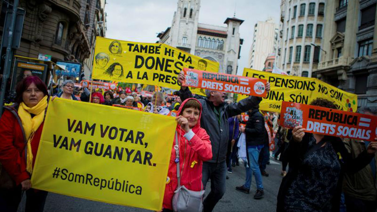 Manifestación en favor de la República de los Derechos Sociales convocada hoy en Barcelona por la plataforma Alcem-nos, formada por la ANC, la Intersindical-CSC, con motivo del Primero de Mayo para reivindicar «la república de los derechos sociales» (EFE).