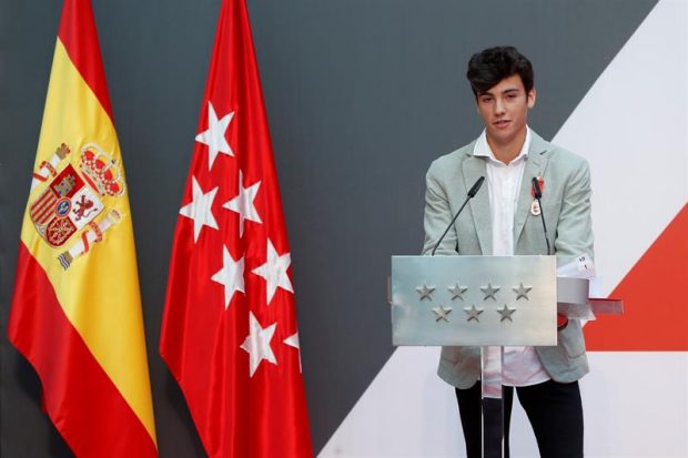 Hugo Nieto, hijo del motociclista Angel Nieto, agradece la Medalla de Oro de la Comunidad de Madrid concedida a su padre. Foto: EFE