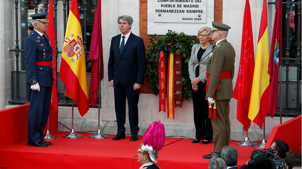 Ángel Garrido, presidente en funciones de la Comunidad de Madrid, y Manuela Carmena, alcaldesa de la capital, en la celebración del 2 de mayo. (EFE)