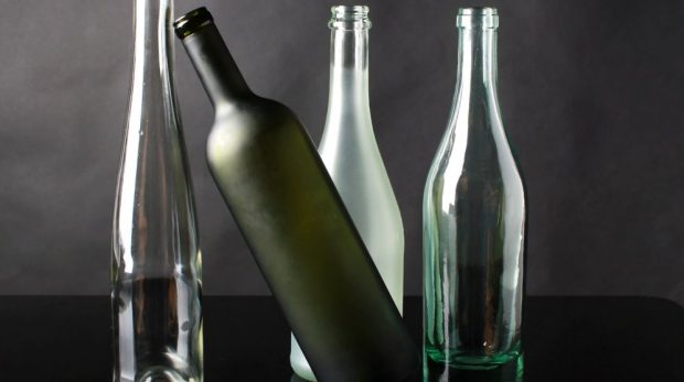Cómo hacer maceteros con botellas de vino recicladas