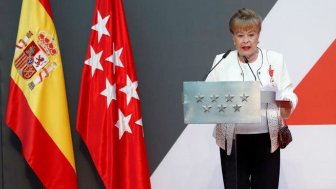 La actriz Gemma Cuervo recibiendo una medalla de Comunida de Madrid. Foto: EFE