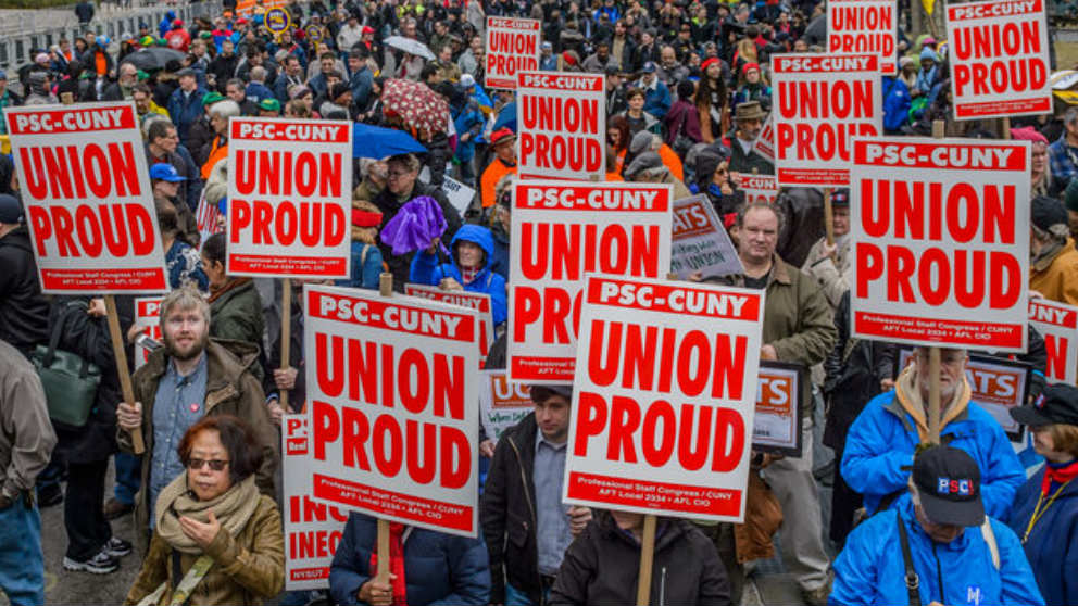 Varios manifestantes en la marcha del 1 de mayo, día del trabajador, en Nueva York.