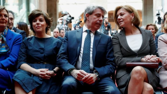 Soraya Sáenz de Santamaría, Ángel Garrido y María Dolores de Cospedal, durante el acto conmemorativo de la Fiesta del 2 de Mayo. Foto: EFE