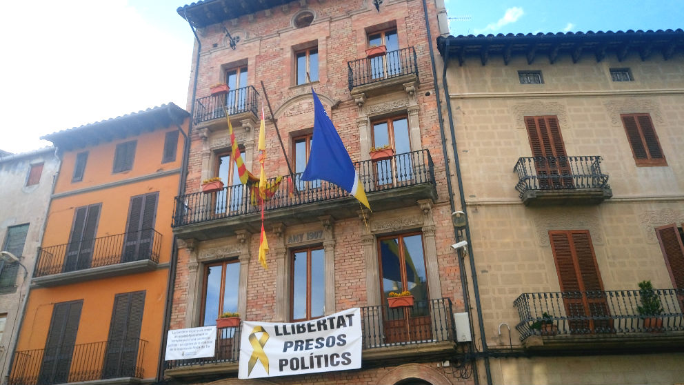 Fachada del Ayuntamiento de Roda de Ter (Barcelona), en el que aparece destrozada la bandera de España. | Última hora Cataluña