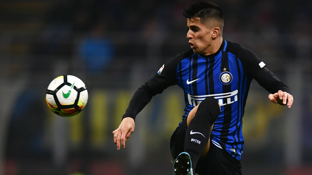 Joao Cancelo durante un partido con el Inter. (AFP)