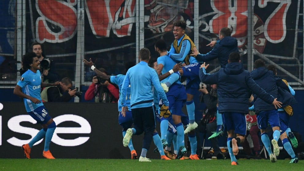 Los jugadores del Olympique de Marsella celebran el gol que les da el pase a la final de la Europa League. (AFP)