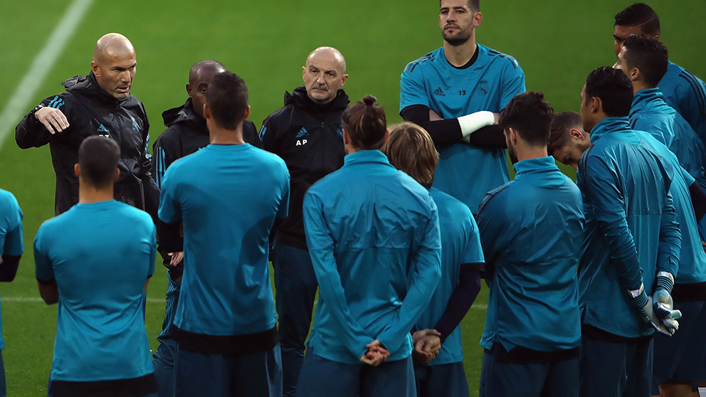 Zidane, en una charla con sus jugadores.