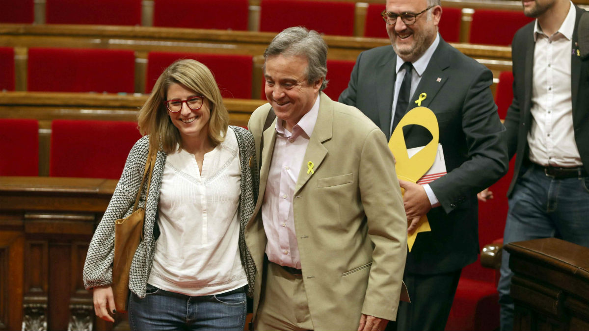 Antoni Morral, entre Elsa Artadi y Eduard Puyol, en el Parlament (Foto: EFE).