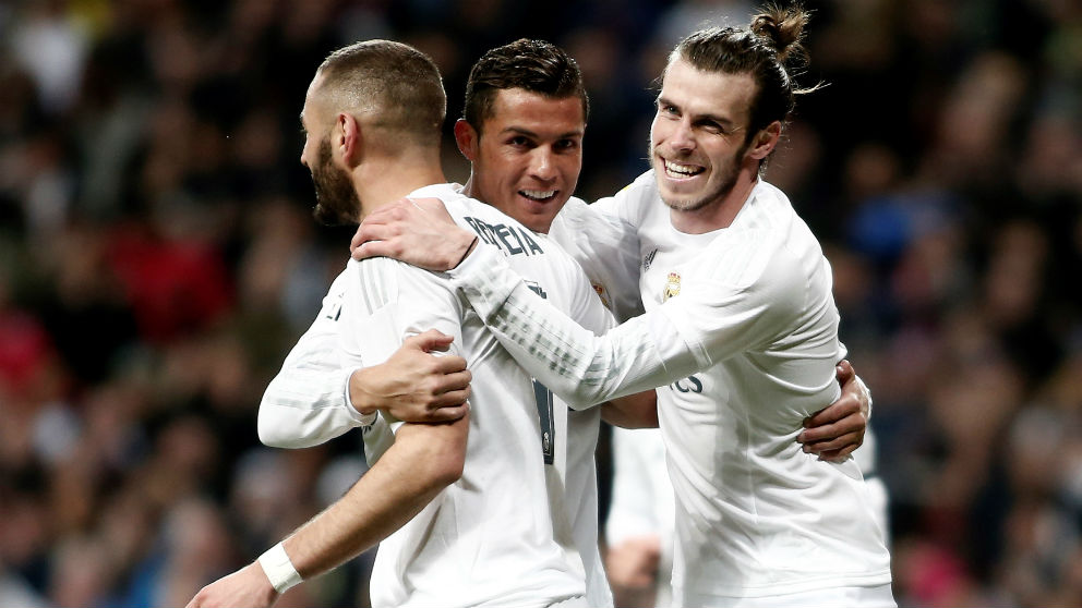 Karim Benzema, Cristiano Ronaldo y Gareth Bale celebran un gol. (Getty)