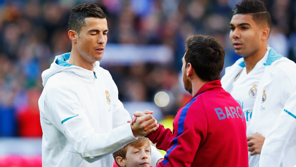 Cristiano y Messi se saludan antes del Clásico. (Getty) | Barcelona – Real Madrid