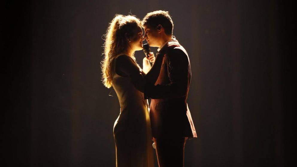 Con luz sepia y fondo oscuro se presentan Amaia y Alfred a ‘Eurovisión’