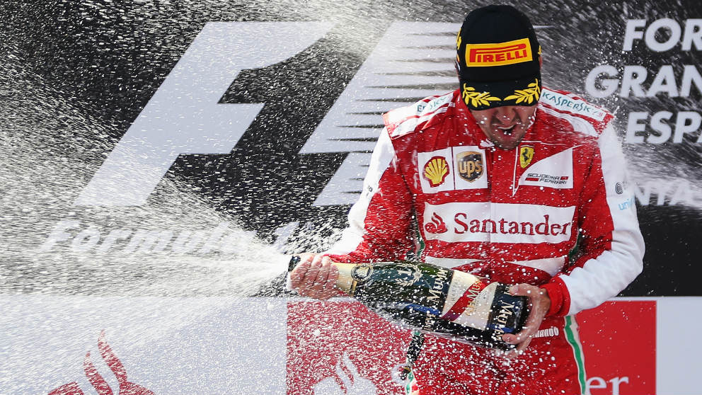 Fernando Alonso celebra la victoria en el GP de España de 2013 con Ferrari. (Getty)